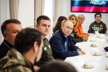 Putin pobyl v Kurské oblasti. Ukrajinci chtějí postoupit k ruským hranicím, připustil