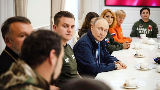 Ruský prezident Vladimir Putin při debatě s dobrovolníky v Kurské oblasti.