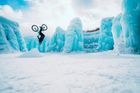 Kentaro Matsuda: Jezdec Tomomi Nishikubo předvádí své umění v ledovém království japonského Chitose (2021).
