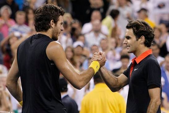 Federer gratuluje vítězi Del Potrovi