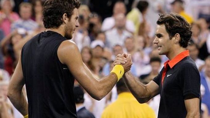 Federer gratuluje vítězi Del Potrovi