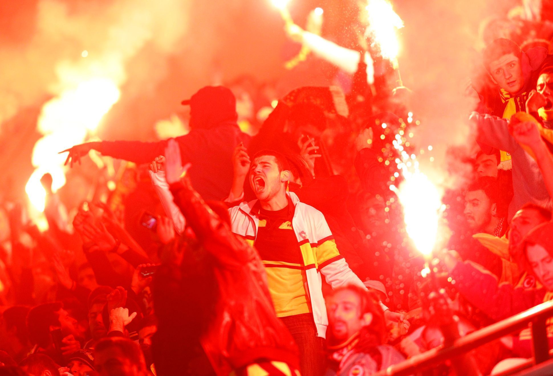 Fotbaloví fanoušci Fenerbahce Istanbul v utkání proti AEL Limassolu v Evropské lize 2012/13.