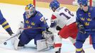 Henrik Lundqvist a Dominik Simon v zápase Česko - Švédsko na MS 2019