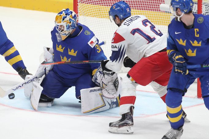 Henrik Lundqvist a Dominik Simon v zápase Česko - Švédsko na MS 2019