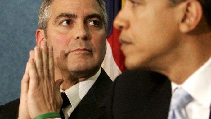 Známý americký herec George Clooney (vlevo) během tiskové konference, na které společně se senátorem Barackem Obamou vyzvali americkou vládu, aby okamžitě pomohla uprchlíkům ze súdánské provincie Dárfúr.