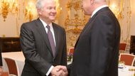 Robert M. Gates, ministr obrany USA se zdraví s Václavem Klausem, prezidentem ČR.