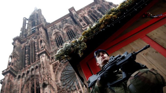 Policista před katedrálou ve Štrasburku.
