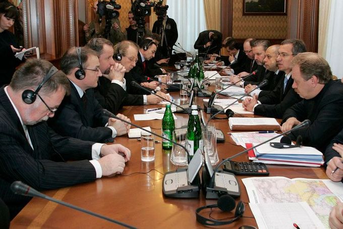 6. 1. Jednání s Naftogazem. Třetí zleva sedí ministr obchodu Říman, vedle něj druhý zleva zmoceněn Bartuška, naproti ředitel Naftogazu Oleh Dubyna (zcela vpravo).