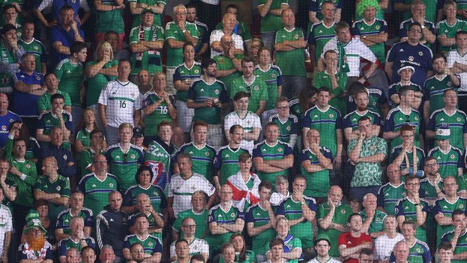 Fanoušci Severního Irska během kvalifikačního zápasu v Česku.