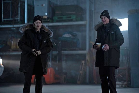 V seriálu se střetávají zájmy důlní společnosti a původních obyvatel Aljašky. Na snímku jsou Jodie Foster v roli Liz a John Hawkes jako Hank.