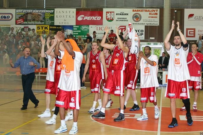 Basketbalisté Nymburka děkují fanouškům, vpravo Radoslav Rančík.