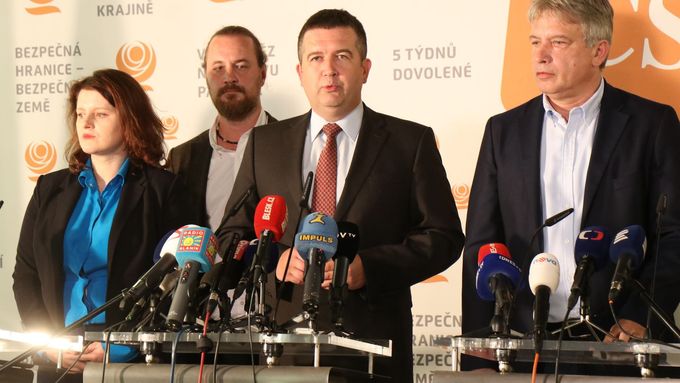 Předseda ČSSD Jan Hamáček oznamuje rozhodnutí předsednictva strany po jednání 15. července 2019