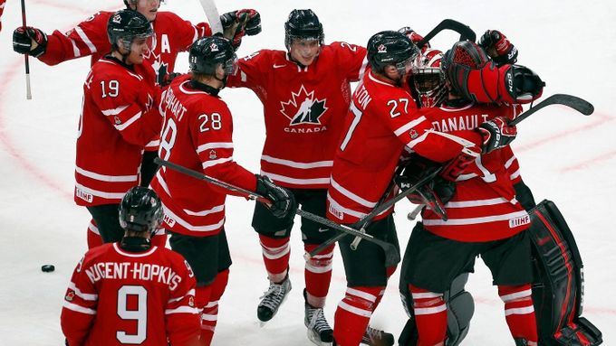 Radost hokejistů Kanady po vítězství nad týmem USA v zápase skupiny B na MS do 20 let v Ufě.
