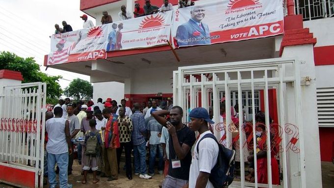 Sídlo opozční APC - právě oni mají šanci vyhrát dnešní volby ve Sierra Leone