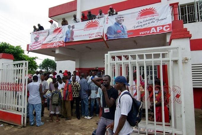 Sídlo opozční APC - právě oni mají šanci vyhrát dnešní volby ve Sierra Leone