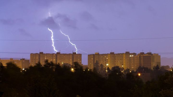 Česko zasáhnou silné bouřky a vydrží až do čtvrtka, varují meteorologové