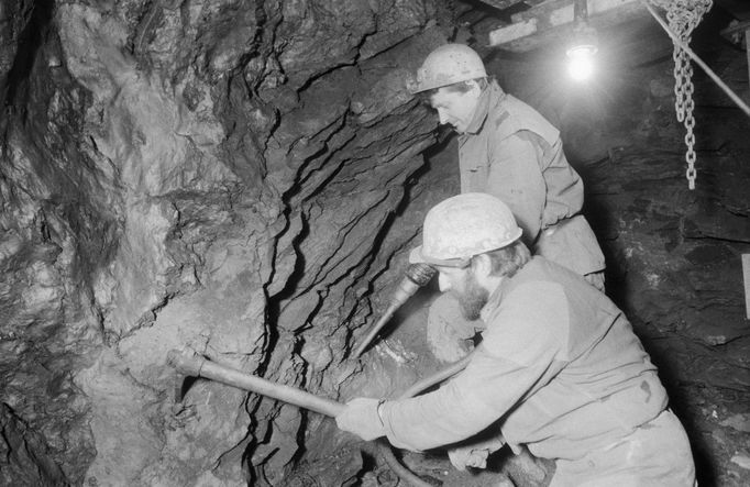 Fáze výstavby. Strahovský tunel v Praze. Snímek z roku 1987.