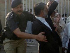 Policie včera obušky rozehnala demonstraci právníků v Karáčí