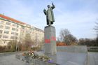 Vandalové popsali Koněvovu sochu rudými letopočty. Komunisti dloubli do vosího hnízda, míní starosta