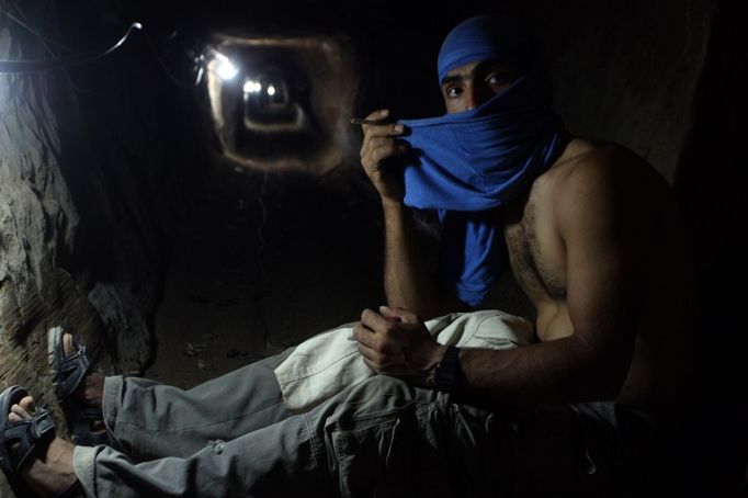 22 Titulek: Gaza's tunnel mugglers on Egypt border idle Popis: A Palestinian worker rests in a smuggling tunnel in Rafah, on the border between Egypt and the southern Gaza, October 8, 2013. Gaza's tunnel smugglers along the border with Egypt are mostly idle these days. Since the summer, Egypt's military has tried to destroy or seal off most of the smuggling tunnels under the Gaza-Egypt border, a consequence of the heightened tensions between Cairo and the Hamas government in Gaza which is suffering a bad economic recession.