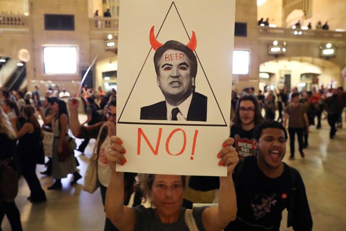 Demonstranti, kteří protestují proti Brettu Kavanaughovi.