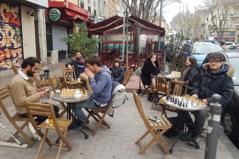 Na pivu v tak trochu jiném baru. V Marseille se setkávají kultury Středomoří