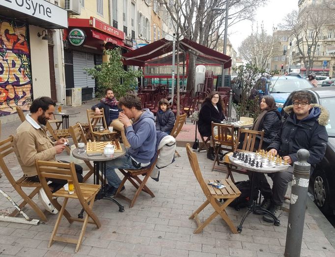 Bar La Mer Veilleuse v Marseille.