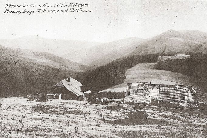 Historická fotografie. Dvořačky s Vlčím hřebenem v Krkonoších. Nedatováno.