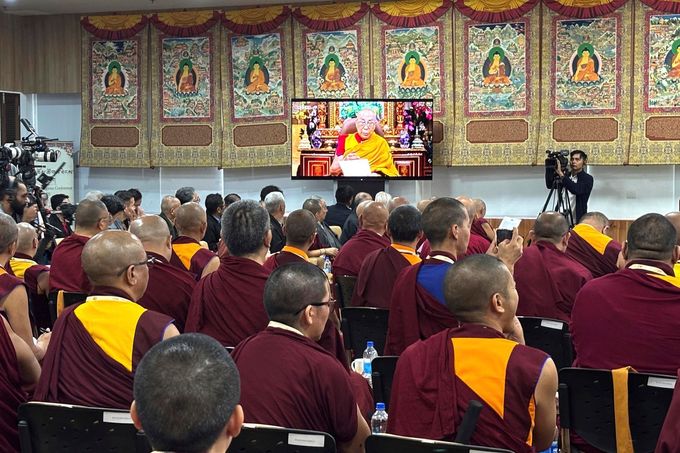 Buddhističtí mniši různých škol tibetského buddhismu sledují v indické Dharamsale předem nahrané videoposelství tibetského duchovního vůdce dalajlamy.