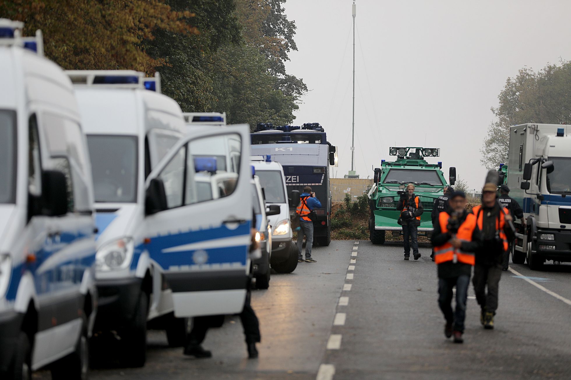 Německá policie začala s vyklízením lesa u uhelného dolu.
