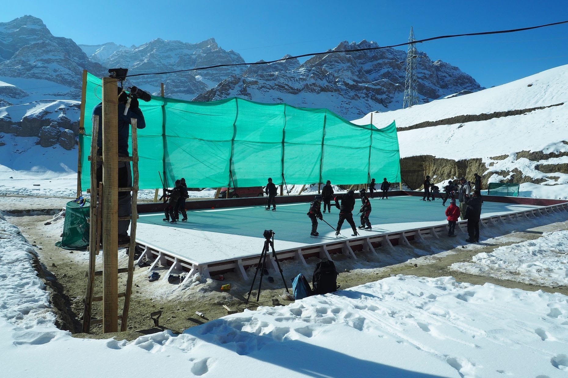 Čeští dobrovolníci učí malé Tibeťany hokej