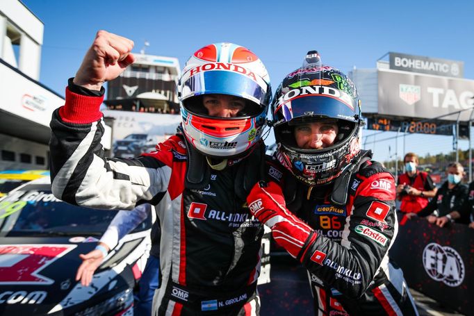 Nestor Girolami a Esteban Guerrieri v závodě WTCR v Mostě 2021