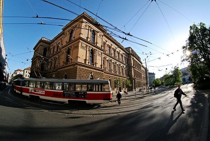 V okolí Ústavního soudu se denně schází mnoho Brňanů při čekání na tramvajové zastávce Česká.