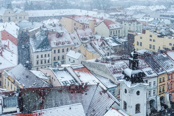 V Královéhradeckém kraji 3. ledna 2018 dopoledne silně sněžilo. Na snímku je pohled z Bílé věže na zasněžené střechy domů v Hradci Králové.