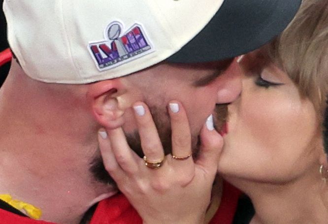 Super Bowl LVIII: Travis Kelce (Kansas City) a Taylor Swiftová