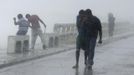 Residents experience the wind and rain from Tropical Storm Isaac in the western city of Barahona, August 24, 2012. Tropical Storm Isaac passed the Dominican Republic and headed toward Haiti on Friday, rumbling slowly west across the Caribbean after unleashing heavy rain on parts of Puerto Rico. REUTERS/Ricardo Rojas (DOMINICAN REPUBLIC - Tags: ENVIRONMENT DISASTER) Published: Srp. 24, 2012, 9:40 odp.