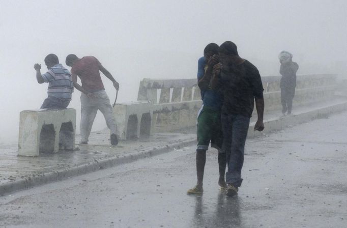 Residents experience the wind and rain from Tropical Storm Isaac in the western city of Barahona, August 24, 2012. Tropical Storm Isaac passed the Dominican Republic and headed toward Haiti on Friday, rumbling slowly west across the Caribbean after unleashing heavy rain on parts of Puerto Rico. REUTERS/Ricardo Rojas (DOMINICAN REPUBLIC - Tags: ENVIRONMENT DISASTER) Published: Srp. 24, 2012, 9:40 odp.