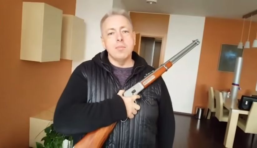 Milan Chovanec zbraně puška video
