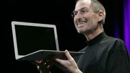 Nejtenčí notebook na světě se svým hrdým usměvavým otcem Stevem Jobsem, výkonným ředitelem počítačové společnosti Apple. San Francisco, USA