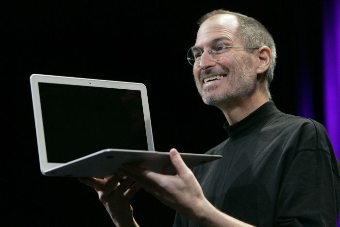 Firma Apple předvádí nejtenčí notebook na světě