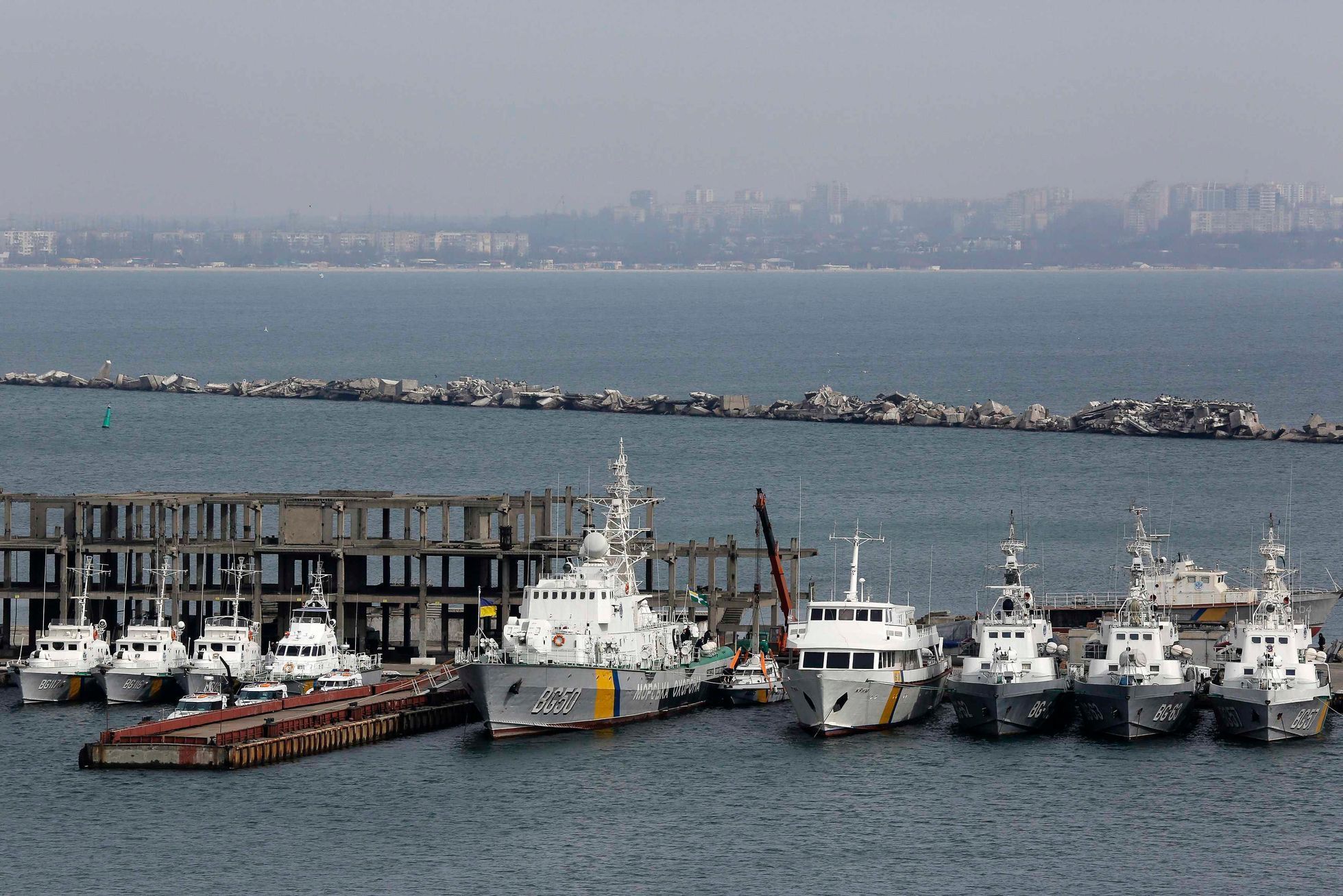 Lodě ukrajinské pohraniční stráže kotví v přístavu v Oděse.