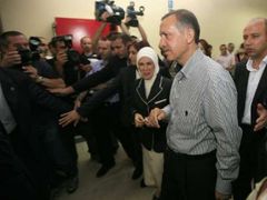 Recep Erdogan ve volební místnosti.