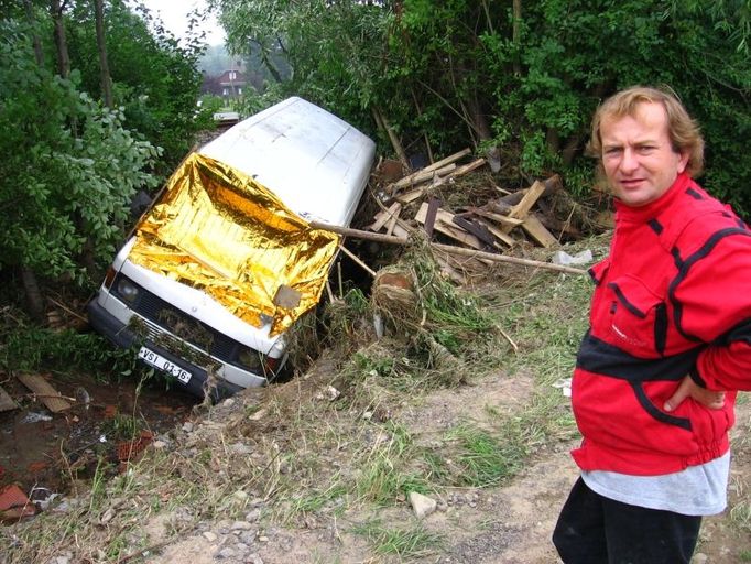 Zašová. "Musím to hlídat. Ogařiska už mi rozbili okno a vybrali rádio," vysvětluje valašským přízvukem Milan Dobiáš. "Stihl jsem si akorát vzít klíče a pak už jsem jen sledoval, jak mi auto plave pryč." Svou dodávku pak našel asi 120 metrů po proudu od místa, kde parkoval.