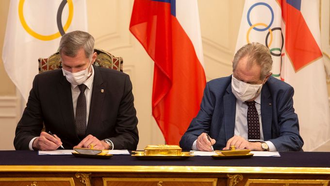 Česko je přihlášené na ZOH 2022. Šéf ČOV Jiří Kejval a prezident země Miloš Zeman podepisují nezbytné dokumenty