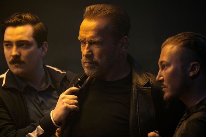 Uprostřed je Arnold Schwarzenegger jako Luke Brunner.