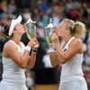 Kateřina Siniaková a Barbora Krejčíková ve finále čtyřhry Wimbledonu 2018