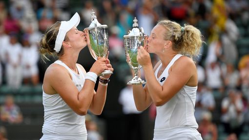 Kateřina Siniaková a Barbora Krejčíková ve finále čtyřhry Wimbledonu 2018.