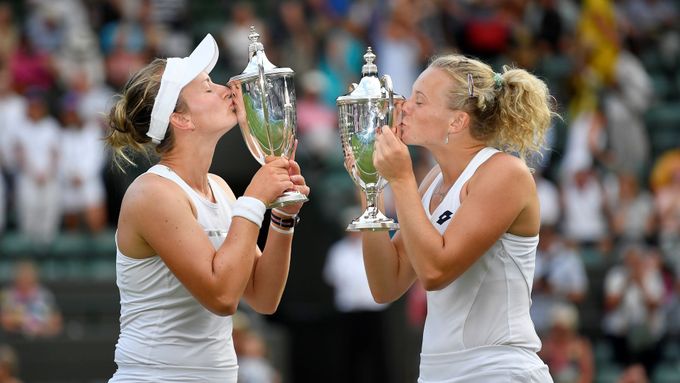 Kateřina Siniaková a Barbora Krejčíková ve finále čtyřhry Wimbledonu 2018.