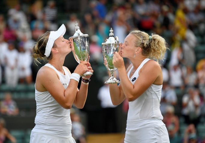 Kateřina Siniaková a Barbora Krejčíková ve finále čtyřhry Wimbledonu 2018.