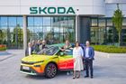 Škoda postavila pro nadcházející Evropský měsíc hrdosti, který připadá na červen, opět speciální duhové auto.